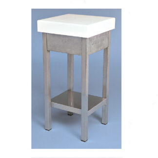 K- Mesa de acero-inox con faldón y estante sobre de polietileno. Polietileno de 9cm, altura total 90cm. En Blanco (Ref +B) y en Rojo (Ref +R)
