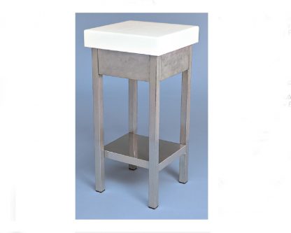 K- Mesa de acero-inox con faldón y estante sobre de polietileno. Polietileno de 9cm, altura total 90cm. En Blanco (Ref +B) y en Rojo (Ref +R)