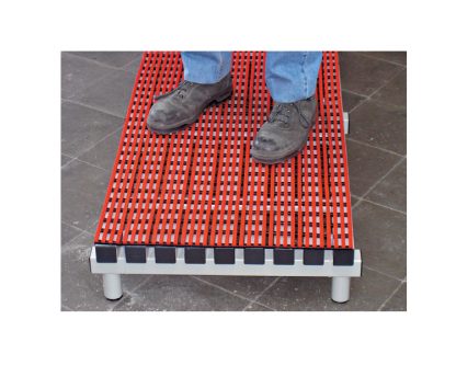 Tarima antifatiga. Ergonomía: Alfombra antifaga, mejoran el rendimiento del trabajador. Seguridad: Evitan deslizamientos en el puesto de trabajo y posibles descargas eléctricas.