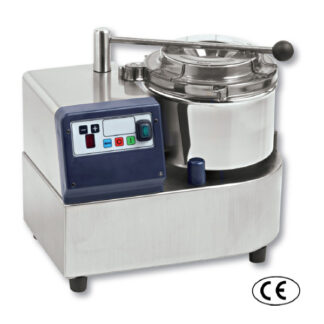 Cutter 3L Cuerpo: acero inoxidable. Potencia : 480W. Motor: monofásico 230 V. Velocidad variable: 900-2200 rpm. Peso: 11 kg. Dimensiones cubeta: 18 Ø x 10,5 cm altura. Incluye cuchilla lisa.