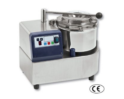 Cutter 3L Cuerpo: acero inoxidable. Potencia : 480W. Motor: monofásico 230 V. Velocidad variable: 900-2200 rpm. Peso: 11 kg. Dimensiones cubeta: 18 Ø x 10,5 cm altura. Incluye cuchilla lisa.
