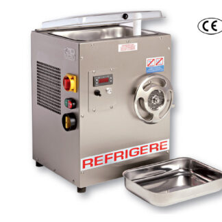 Picadora refrigerada Boca: 22. Cuerpo: acero inoxidable. Grupo picador: acero inoxidable. Cuchilla: autoafilante. Interruptor: invertidor de marcha. Potencia 1,5 HP. Grupo refrigerador hermético ventilado. Motor monofásico/trifásico Peso: 58 kg. Producción: 200 kg/h.
