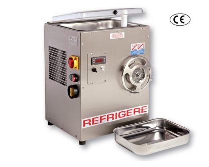 Picadora refrigerada Boca: 22. Cuerpo: acero inoxidable. Grupo picador: acero inoxidable. Cuchilla: autoafilante. Interruptor: invertidor de marcha. Potencia 1,5 HP. Grupo refrigerador hermético ventilado. Motor monofásico/trifásico Peso: 58 kg. Producción: 200 kg/h.